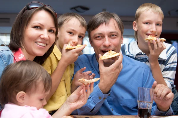 Familie isst Pizza — Stockfoto