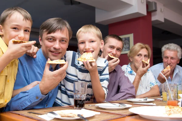 ピザを食べる家族 — ストック写真