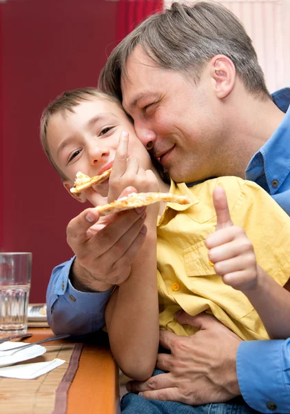 男人和儿子一起比萨 — 图库照片