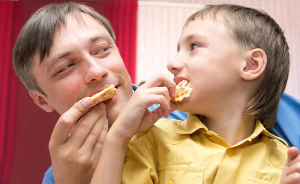 Uomo e figlio con pizza — Foto Stock