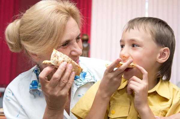 Abuelita y gramdson con pizza —  Fotos de Stock