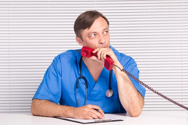 Médico com telefone — Fotografia de Stock