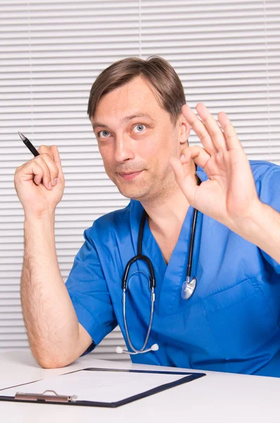 Roztomilý doktor sedí — Stock fotografie