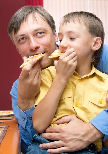 Muž a syn s pizzou — Stock fotografie