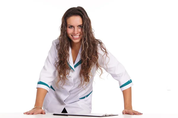 Trevlig sjuksköterska vid bord — Stockfoto
