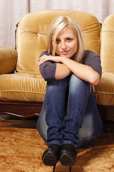 Милая блондинка на диване — стоковое фото