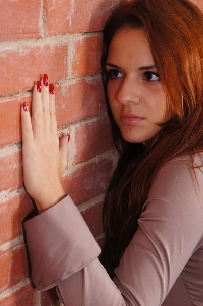 Nice girl at wall — Stock Photo, Image