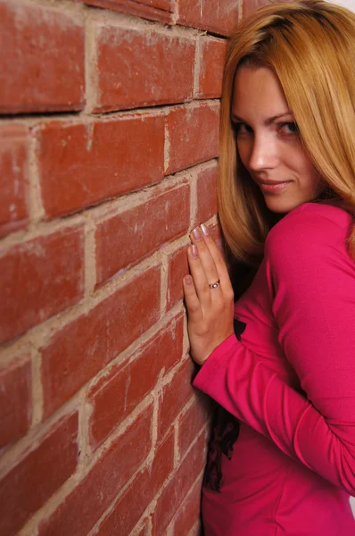 Chica posando en la pared — Foto de Stock