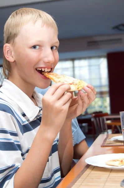 Мальчик с пиццей — стоковое фото