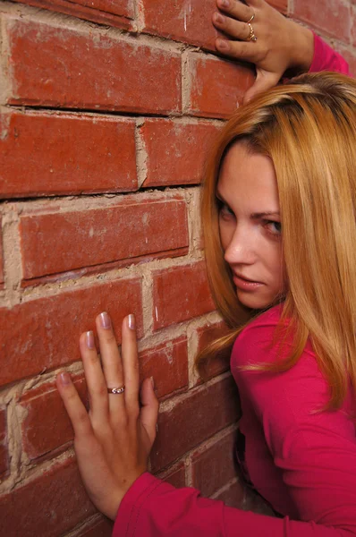 Chica posando en la pared — Foto de Stock