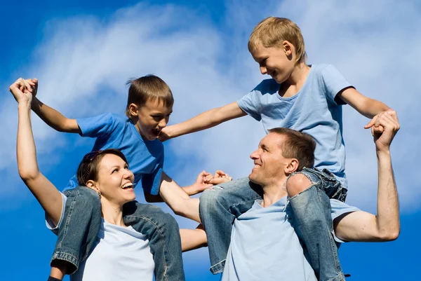 Rodina pózuje na oblohu — Stock fotografie