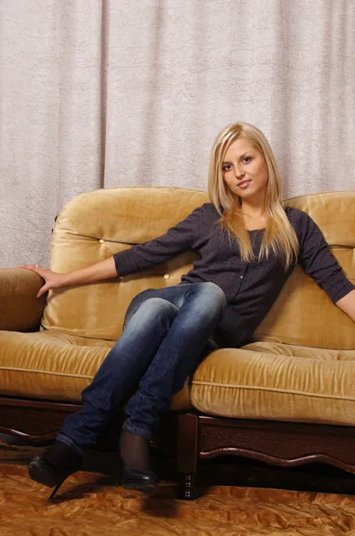 Linda chica en el sofá — Foto de Stock