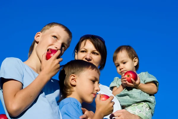 Matka s dětmi a jablka — Stock fotografie