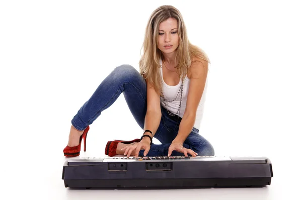 Девушка и синтезатор — стоковое фото