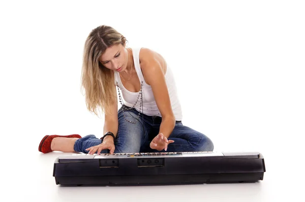 Девушка и синтезатор — стоковое фото
