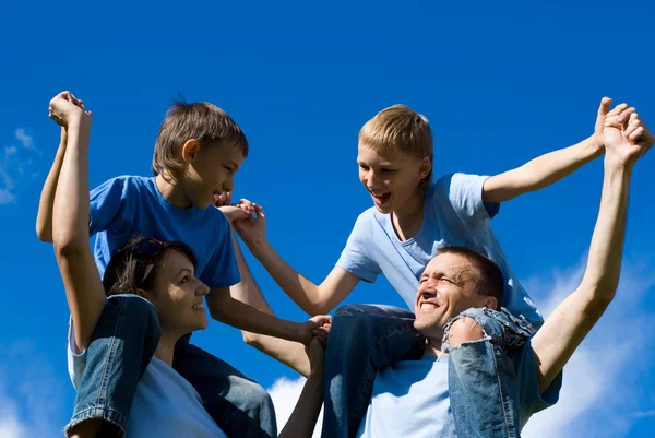 空で幸せな家族 — ストック写真