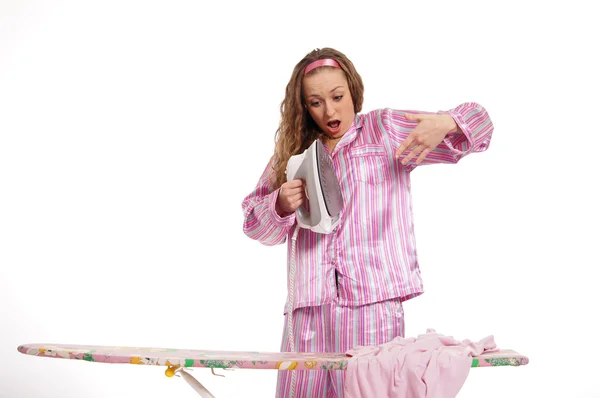 Nettes Mädchen bügelt — Stockfoto