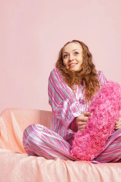 Chica de color rosa en el sofá — Foto de Stock