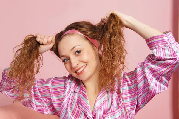 Erwachsene Mädchen auf rosa — Stockfoto