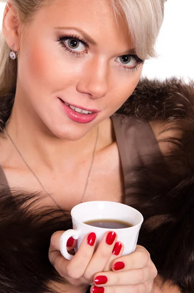 Blondine mit einer Tasse — Stockfoto