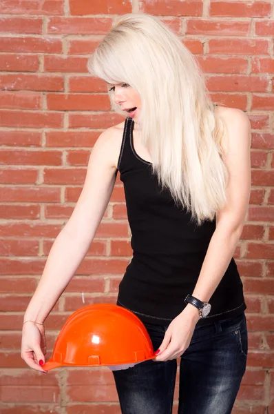 Блондинка со шлемом — стоковое фото