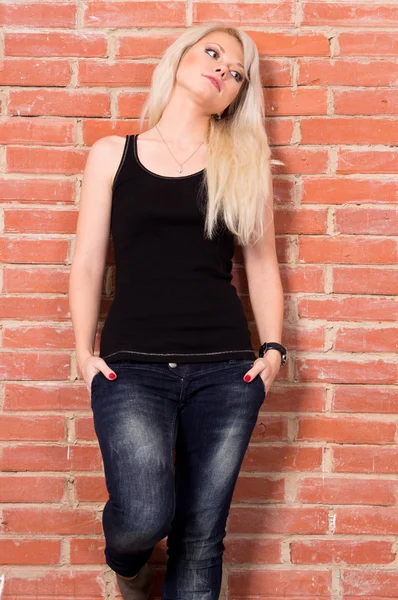 Schattige blonde bij muur — Stockfoto