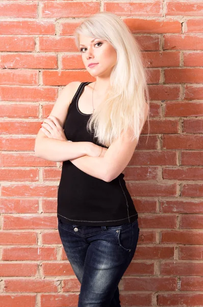 Blondin på väggen — Stockfoto
