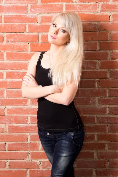 Blonde at wall — Stock Photo, Image