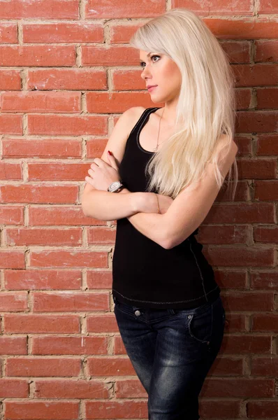 Blondine an der Wand — Stockfoto