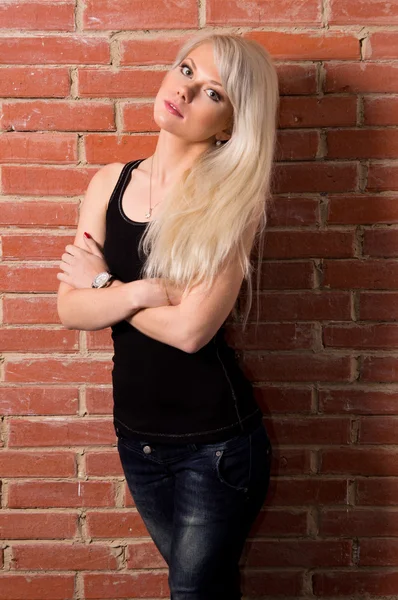 Blondin på väggen — Stockfoto