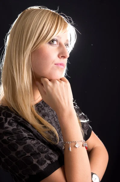 Ładna blondynka na czarny — Zdjęcie stockowe