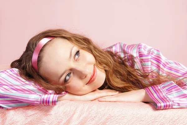 Vuxen tjej på pink — Stockfoto