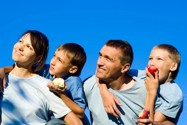 Famiglia mangiare mele — Foto Stock