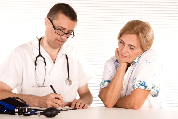 Doctor and a patient — Stock Photo, Image