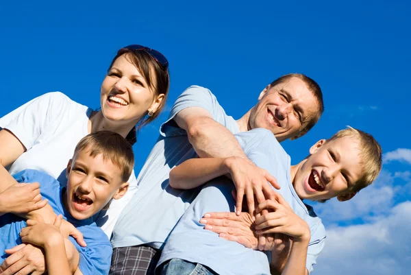 Szczęśliwą rodzinę i niebo — Zdjęcie stockowe