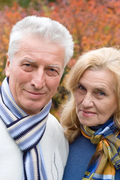 自然で高齢者のカップル — ストック写真