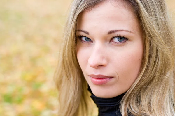 Mädchen im Park — Stockfoto