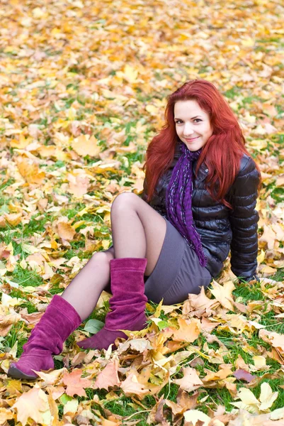 Pretty girl at autumn park — Stock Photo, Image