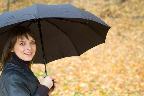Девушка с зонтиком в парке — стоковое фото