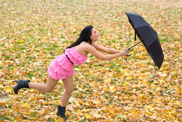Dziewczyna z parasolem w parku — Zdjęcie stockowe