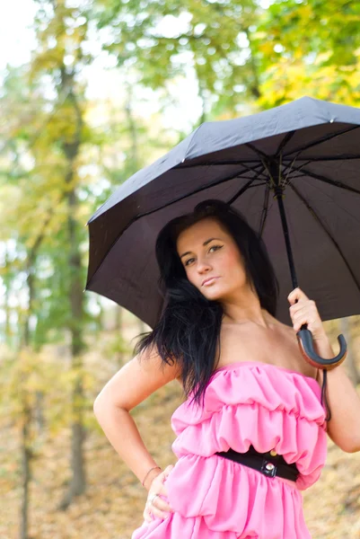 Flicka med paraply på park — Stockfoto