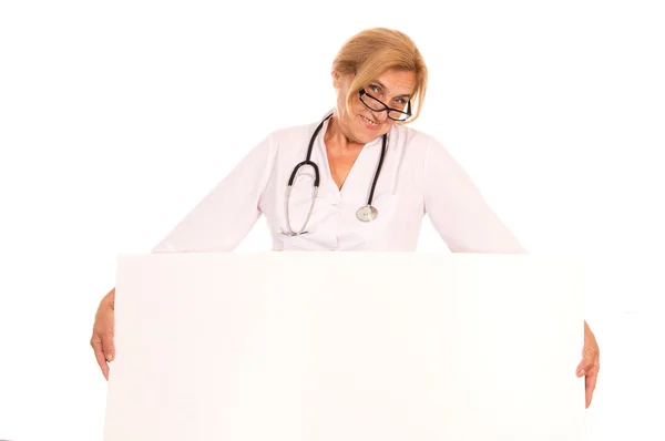 Dokter memegang papan — Stok Foto