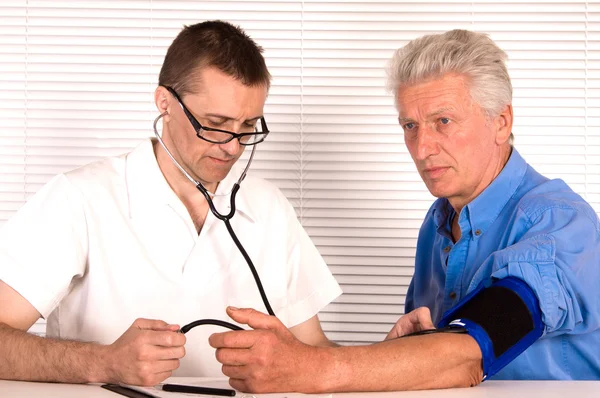 Läkare och gamla patient — Stockfoto