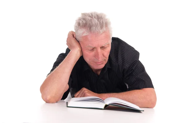 Homem envelhecido deitado com livro — Fotografia de Stock