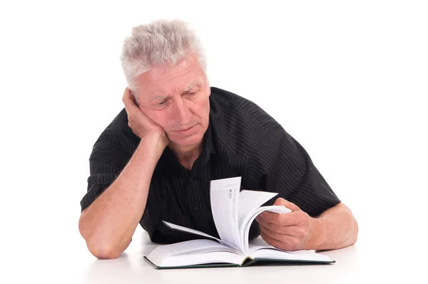 Oude man leest boek — Stockfoto