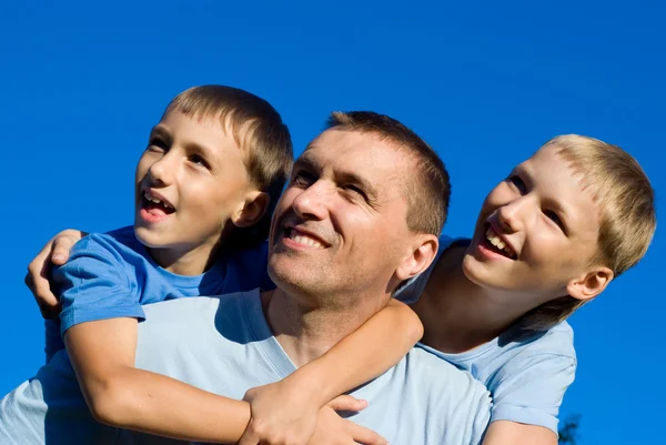 Vater mit Söhnen — Stockfoto