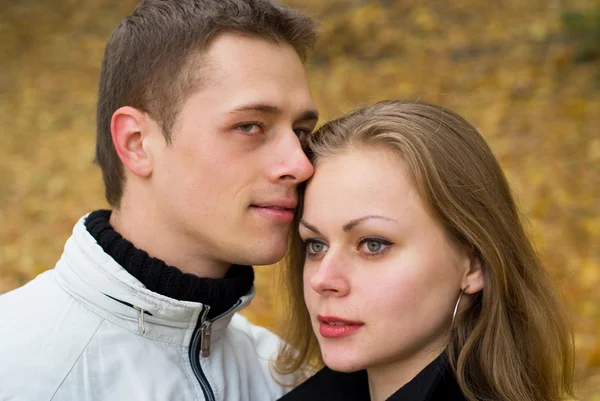 Aranyos fiatal pár — Stock Fotó