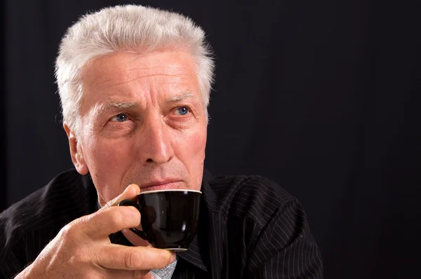 Alter Mann mit Tasse — Stockfoto