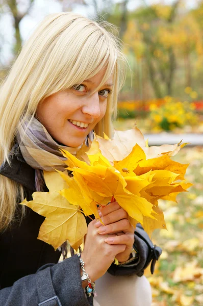 Chica con hojas — Foto de Stock