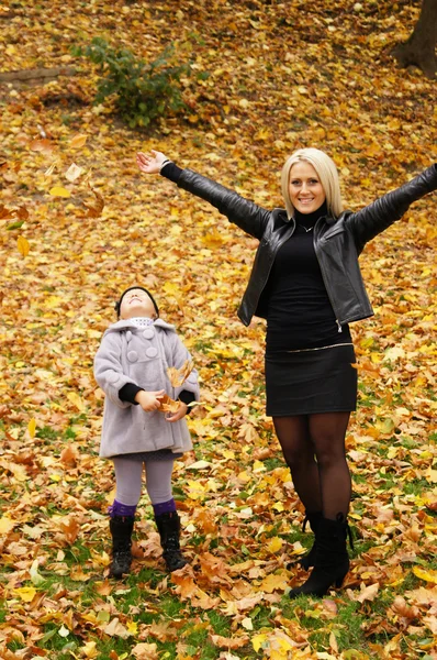 Mamma med dotter på park — Stockfoto